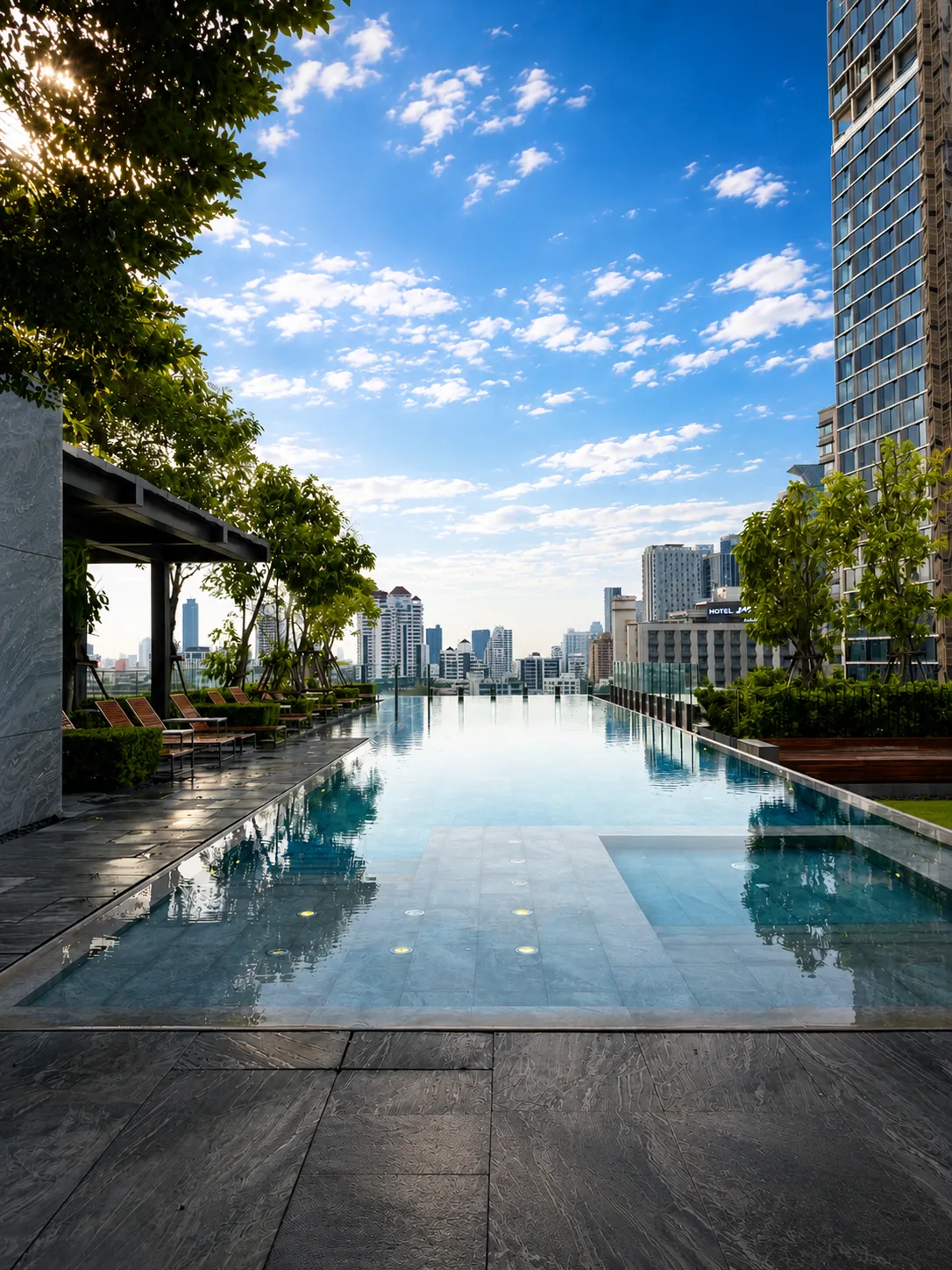 ภาพจริงของ THE ESSE Sukhumvit 36 ดิ เอส สุขุมวิท 36 ย่านทองหล่อ จาก Google Maps (รูปที่ 2)