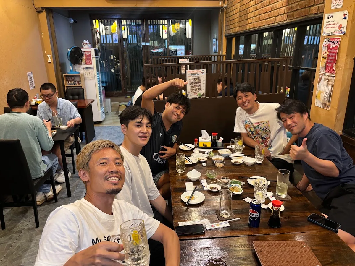บรรยากาศร้านอิซากายะ ทองหล่อ ซอย 13 ยามค่ำคืนพร้อมป้ายไฟและที่นั่งเคาน์เตอร์"