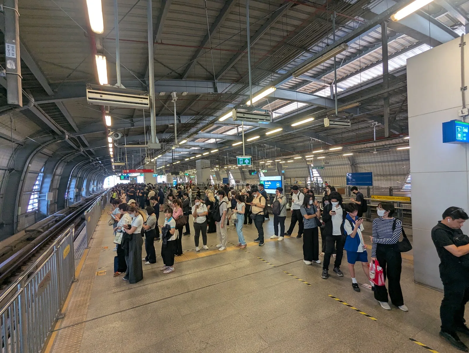 ภาพจริงของ สถานีรถไฟAirportLink (สถานีมักกะสัน) ย่านทองหล่อ จาก Google Maps