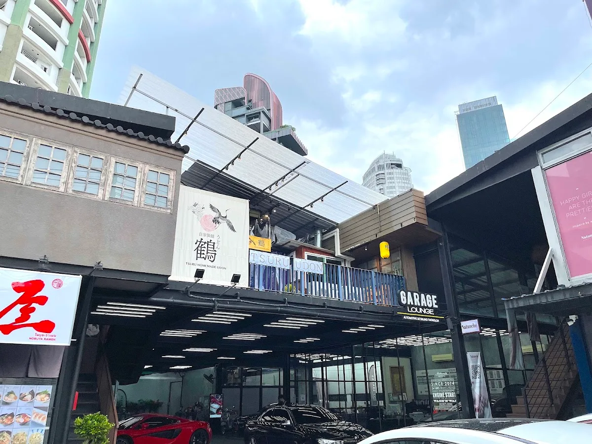 โต๊ะซูชิและอูด้งในร้านอาหารญี่ปุ่นทองหล่อยามค่ำ บรรยากาศย่านสุขุมวิท 55