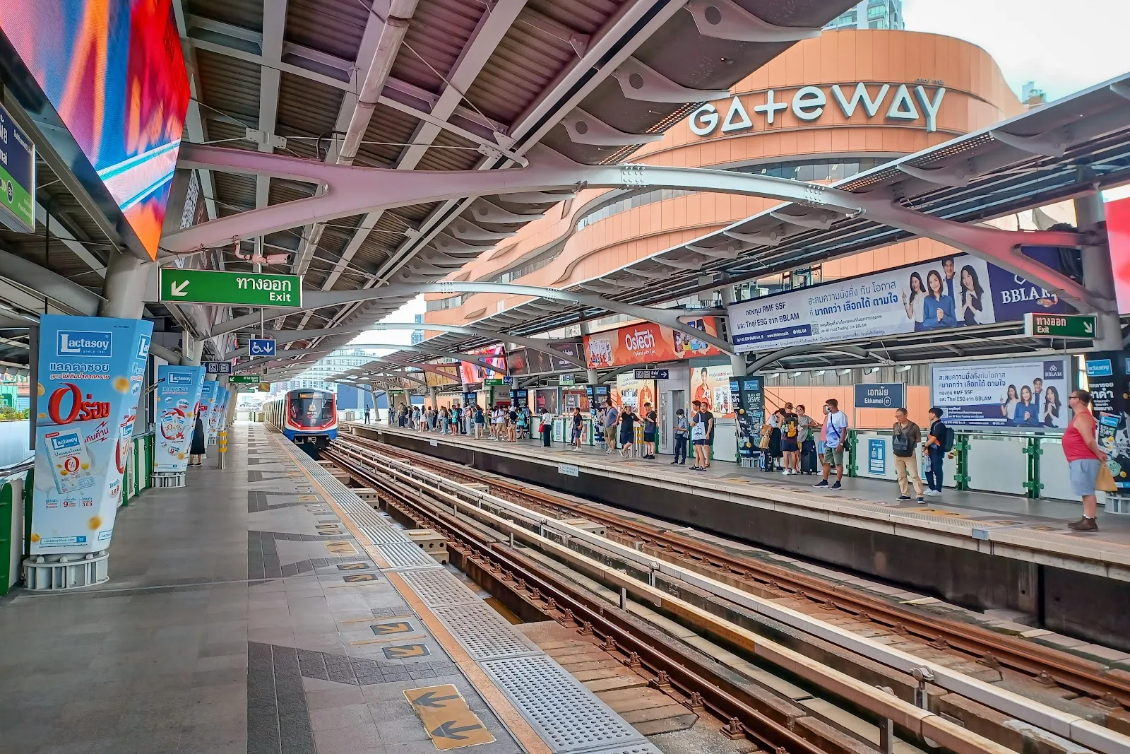 ภาพจริงของ เอกมัย ย่านทองหล่อ จาก Google Maps