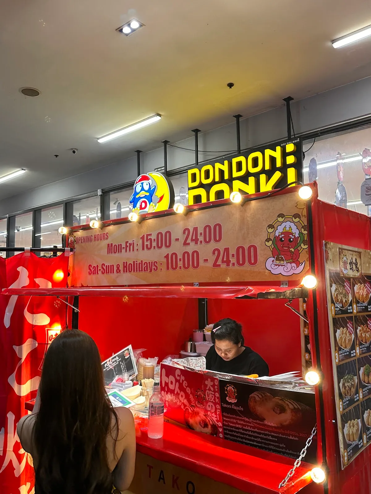 ชั้นวางซูชิและซาชิมิสดในซูเปอร์มาร์เก็ต Donki Mall ทองหล่อ ยามค่ำก่อนติดป้ายลดราคา
