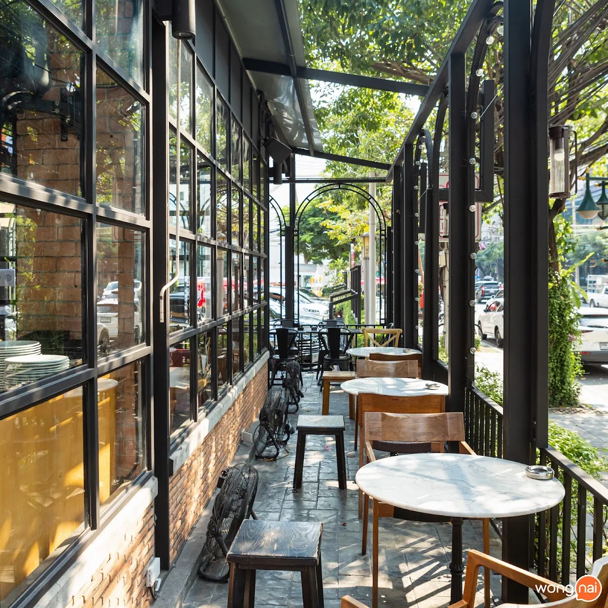 โต๊ะร้านของหวานทองหล่อยามค่ำคืนใกล้ BTS ทองหล่อ บรรยากาศนั่งชิลสำหรับเดต